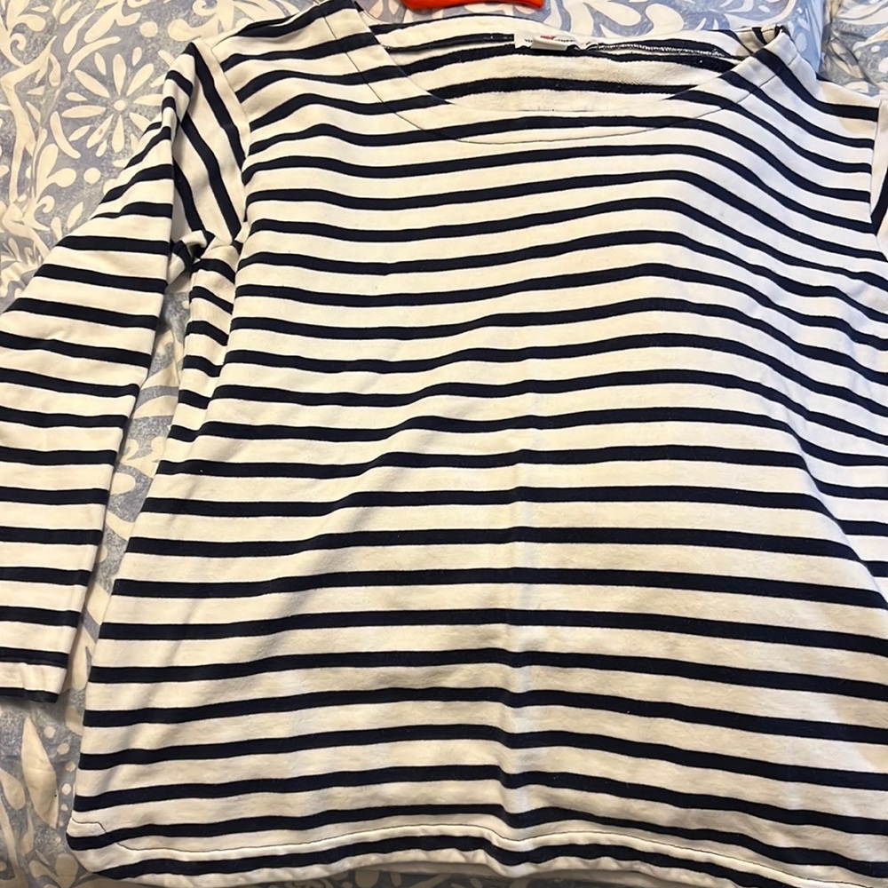 Navy and white vineyard vines top